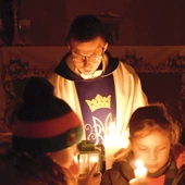 Ks. Mateusz Wójcik w czasie porannej Eucharystii. 