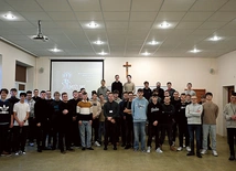 Większość uczestników obu grup.