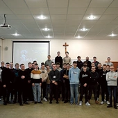 Większość uczestników obu grup.