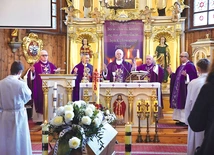 Biskupi Piotr Greger i Marek Szkudło modlili się nad trumną zmarłego kapłana.