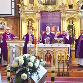 Biskupi Piotr Greger i Marek Szkudło modlili się nad trumną zmarłego kapłana.