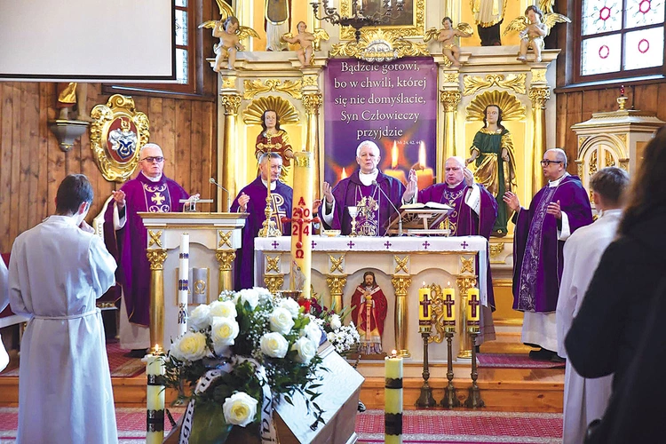 Biskupi Piotr Greger i Marek Szkudło modlili się nad trumną zmarłego kapłana.