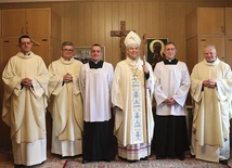 Klerycy Maciej i Mikołaj z bp. Piotrem Turzyńskim i zarządem WSD.