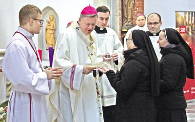 	Szacunek dla godności kobiety oraz wrażliwość na jej sprawy – to ważny charyzmat zgromadzenia.