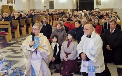 	Powitanie figury Maryi przez ks. proboszcza Krzysztofa Czaję.