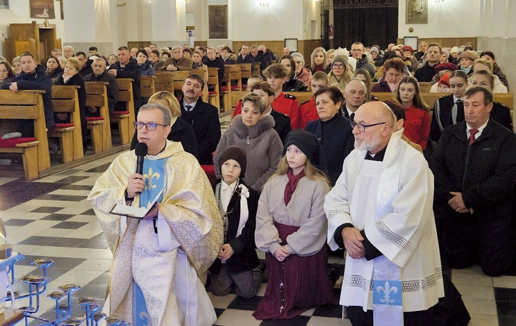 	Powitanie figury Maryi przez ks. proboszcza Krzysztofa Czaję.