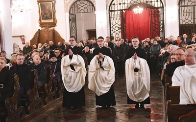 	Klerycy trzeciego roku, którzy przyjęli sutannę.