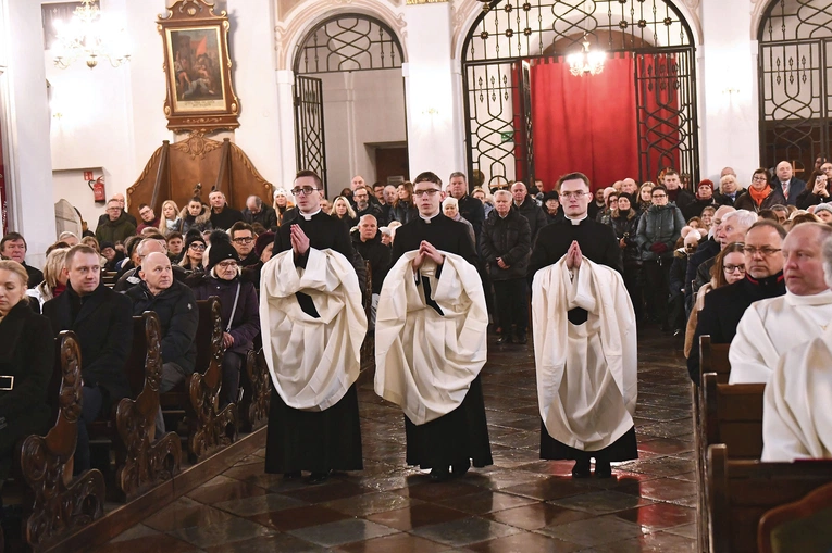 	Klerycy trzeciego roku, którzy przyjęli sutannę.