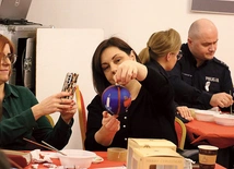 Dochód z licytacji świątecznych ozdób zostanie przeznaczony na leczenie i rehabilitację chorego chłopca.
