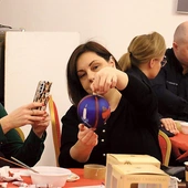 Dochód z licytacji świątecznych ozdób zostanie przeznaczony na leczenie i rehabilitację chorego chłopca.