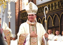 	Bp Tomasz przyjął zawołanie „Umiłował nas” (łac. Dilexit nos).