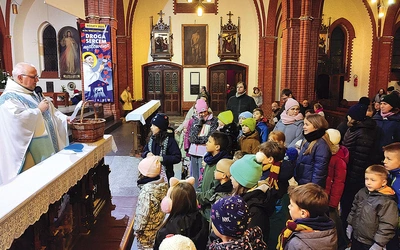 	U franciszkanów codziennie na Mszy o 6.00 rano modli się dużo dzieci wraz z rodzicami.
