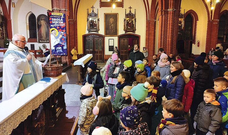 	U franciszkanów codziennie na Mszy o 6.00 rano modli się dużo dzieci wraz z rodzicami.