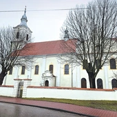 Efektem remontu jest nowe pokrycie dachowe.