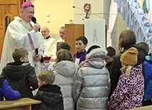 Metropolita wrocławski zachęcał dzieci do wypełniania dobrych uczynków.