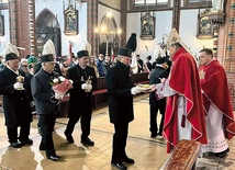 Procesja z darami w wałbrzyskiej kolegiacie.
