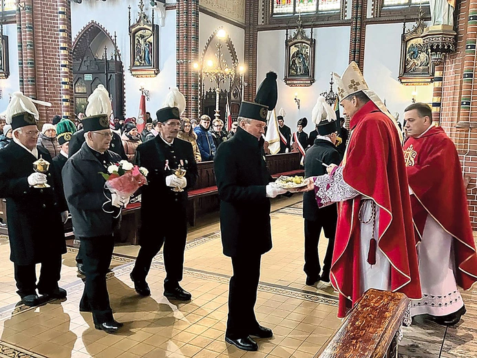 Procesja z darami w wałbrzyskiej kolegiacie.