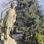 Statua po dwóch latach wróciła na plac kościelny.