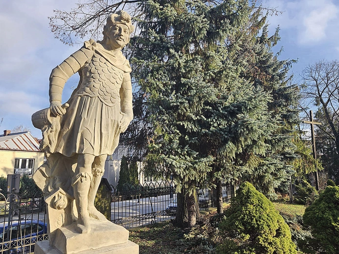 Statua po dwóch latach wróciła na plac kościelny.