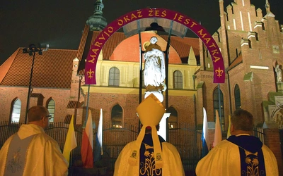 Ceremonia przed klasztorem ojców bernardynów.