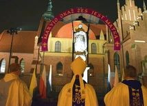 Ceremonia przed klasztorem ojców bernardynów.
