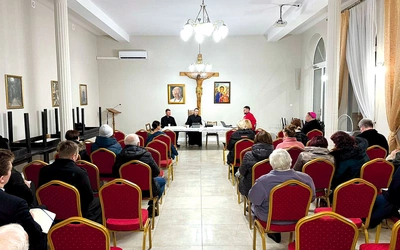 	Dyskusję prowadzoną przez ks. Michała Gławdela i ks. Barnabę Dębickiego poprzedziły nabożeństwo do Miłosierdzia Bożego i Eucharystia w katedrze.