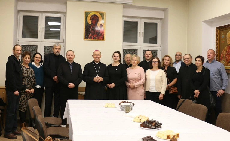 Przedstawiciele ruchów i stowarzyszeń z bp. Markiem Solarczykiem.