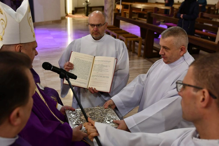 W drodze do diakonatu stałego przyjęli posługę lektoratu