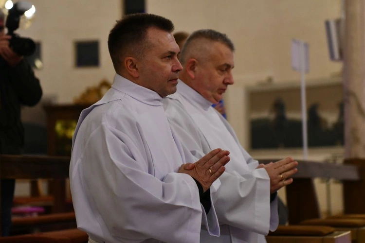 W drodze do diakonatu stałego przyjęli posługę lektoratu