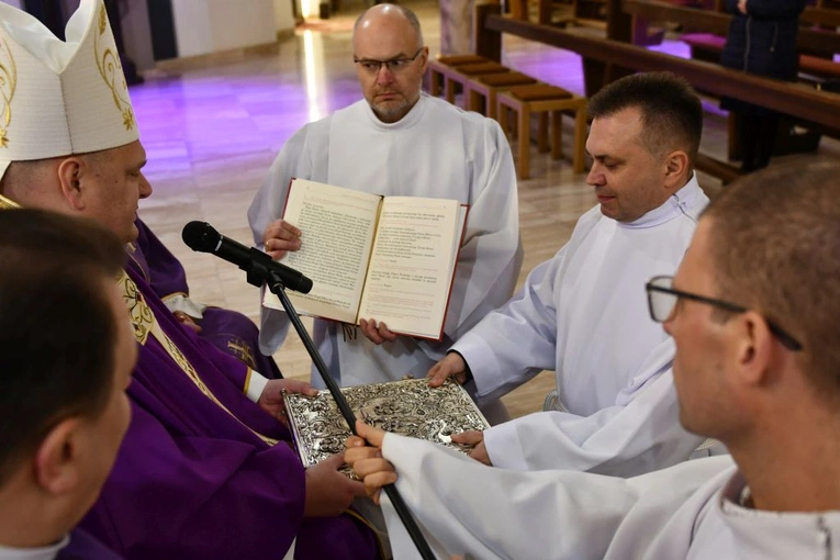 W drodze do diakonatu stałego przyjęli posługę lektoratu