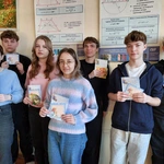 Młodzież licealna dzieli się dobrocią