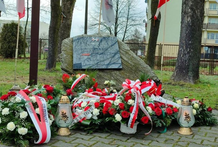 Uroczystość przy krzyżu internowanych