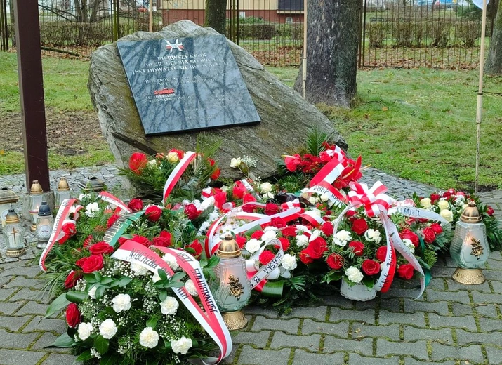 Uroczystość przy krzyżu internowanych