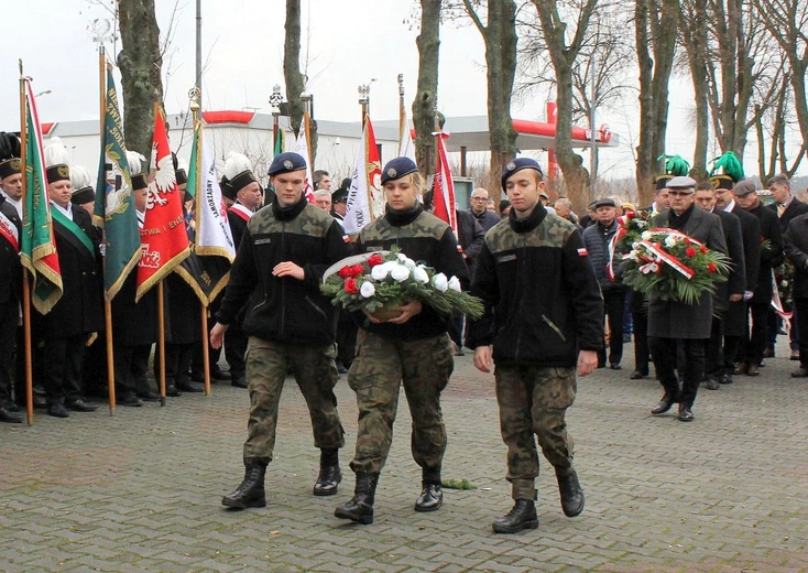 Uroczystość przy krzyżu internowanych