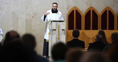 Spojrzenie na stół w domu rodzinnym