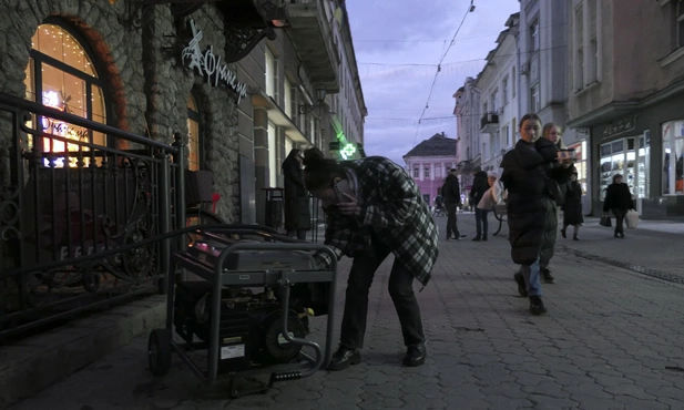 A na ulicach ukraińskich miast coraz ciemniej