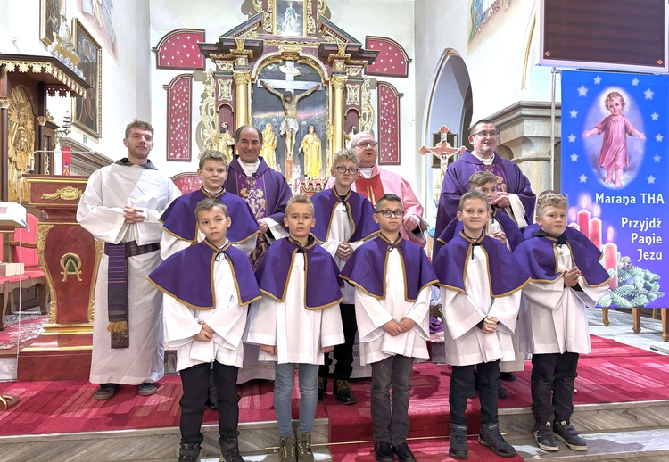 Ministranci i lektorzy w Trzcianie