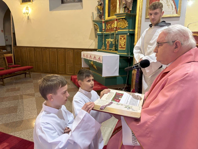Ministranci i lektorzy w Trzcianie