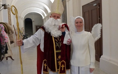 Trzebnica. Z piernikiem przy okrągłym stole, z aniołami w krużgankach