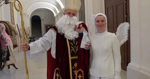 Trzebnica. Z piernikiem przy okrągłym stole, z aniołami w krużgankach