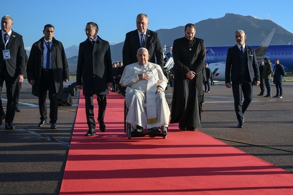 Już na lotnisku w Ajaccio