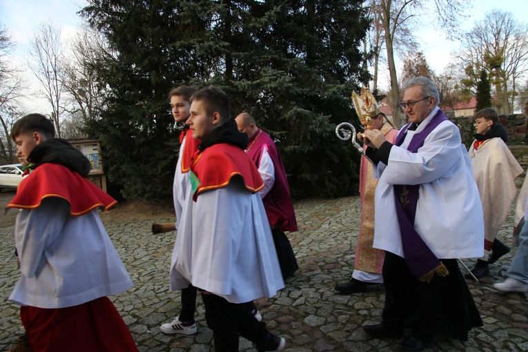 Rokicie. Wprowadzenie relikwii patronki parafii