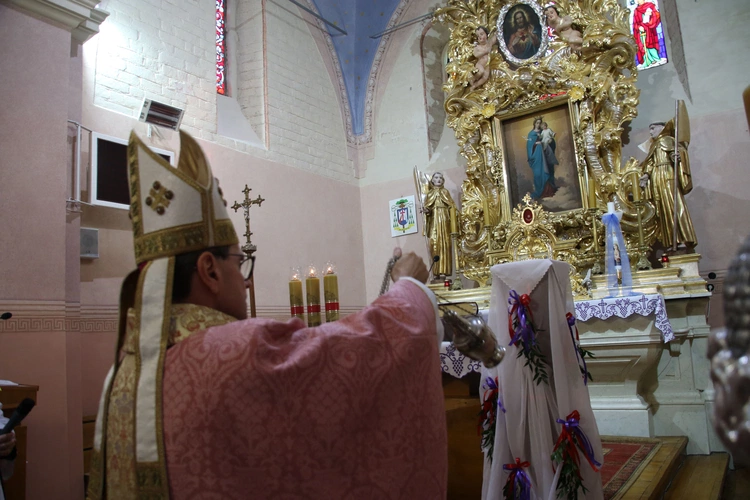 Biskup Mirosław Milewski wprowadził relikwie św. Małgorzaty do kościoła w Rokiciu.
