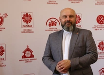 - Każda osoba, która się do nas zgłosi i będzie spełniała kryteria, może otrzymać paczkę - mówi ks. Damian Drabikowski.