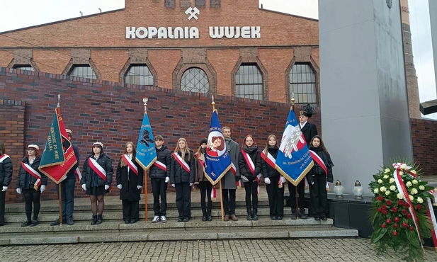 Katowice. Obchody 43. rocznicy pacyfikacji kopalni Wujek