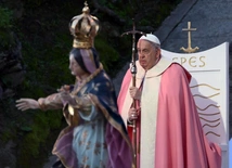 Zakończyła się pierwsza w historii papieska podróż na Korsykę 