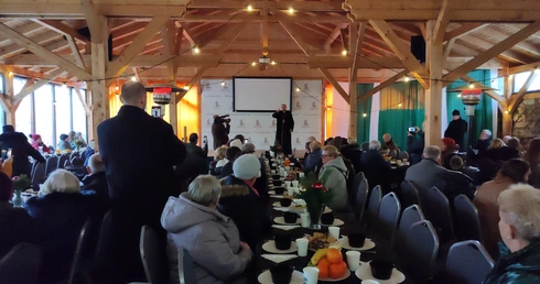 Caritas rozdaje karty powodzianom