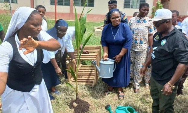 Ghana: Siostry uczą sadzenia drzew w ramach projektu „Growing for a Greener Tomorrow”
