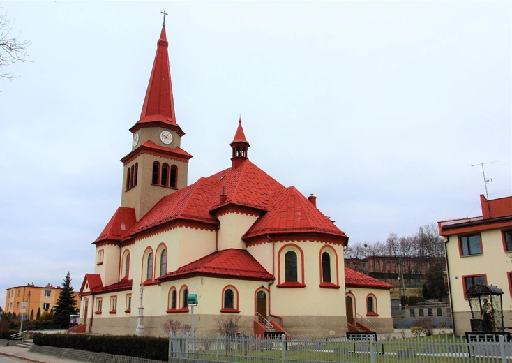 Hajmat Gustlika (Franciszka Pieczki), czyli z wizytą w kościele św. Józefa  w Godowie z pamiątkowym zdjęciem przed pomnikiem w tle