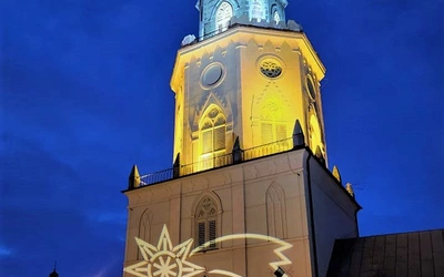 Świąteczna iluminacja na Wieży Trynitarskiej